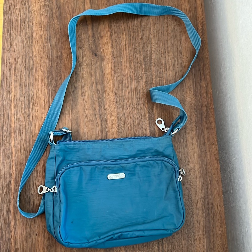 Baggallini crossbody bag in blue.